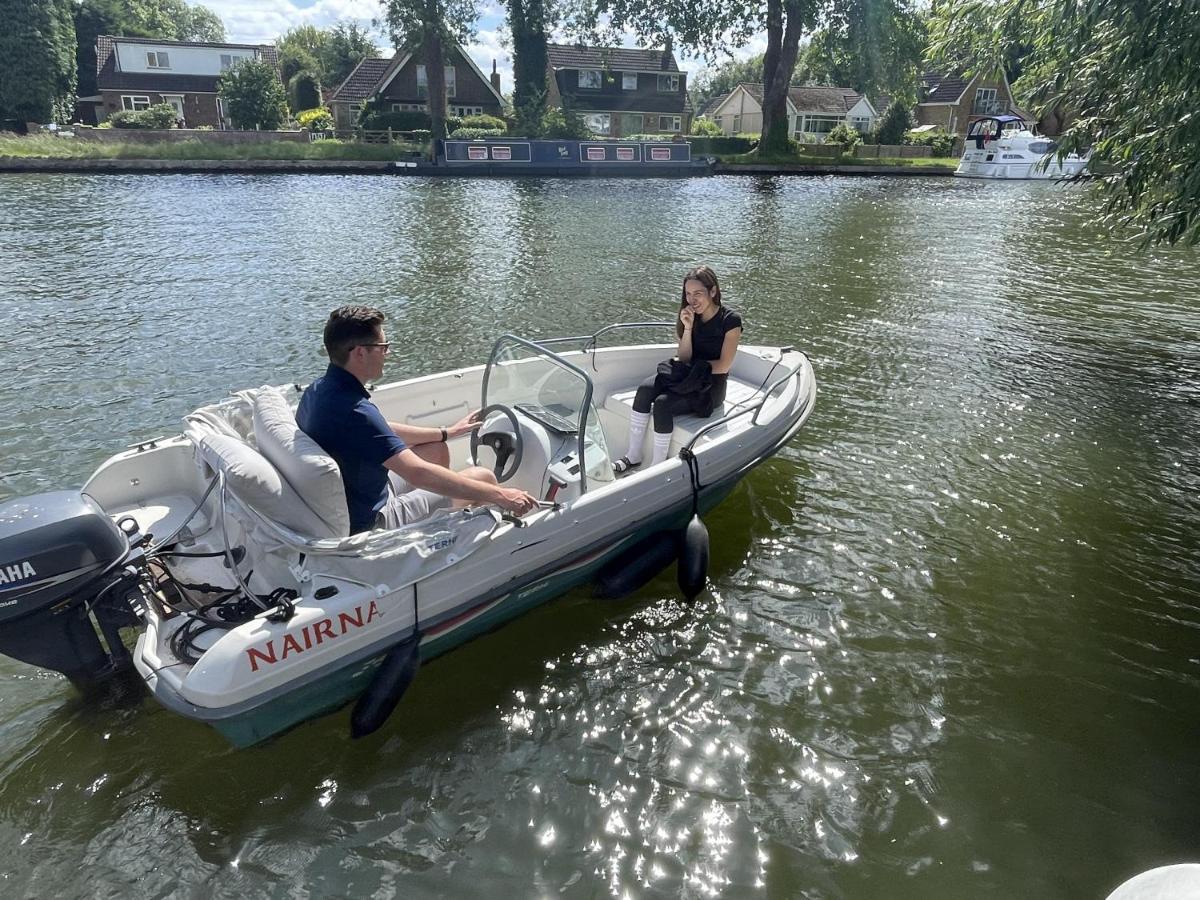 Holiday home River With Jacuzzi Fire And Boat Hire Staines-upon-Thames