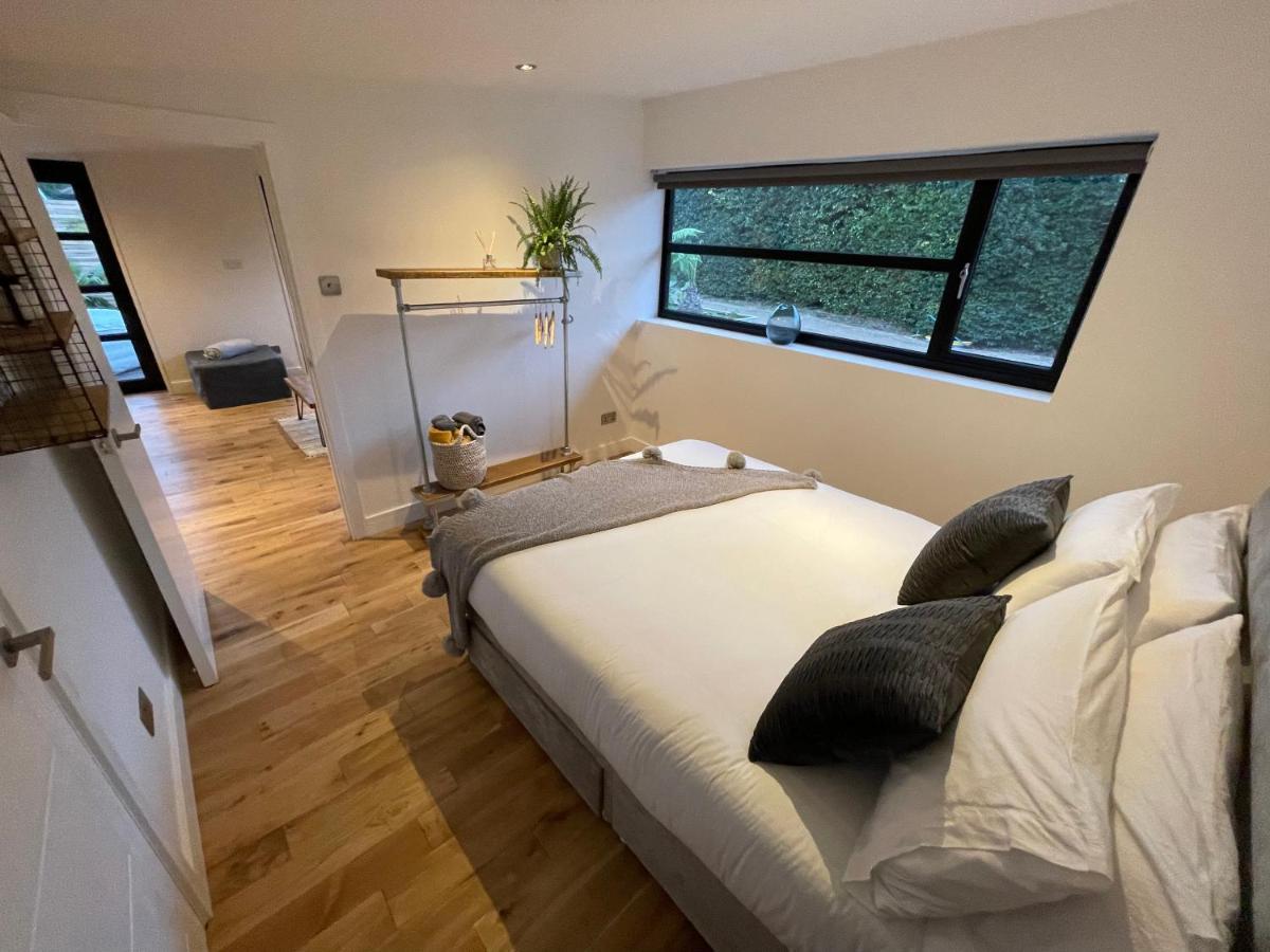 River With Jacuzzi Fire And Boat Hire Holiday home Staines-upon-Thames