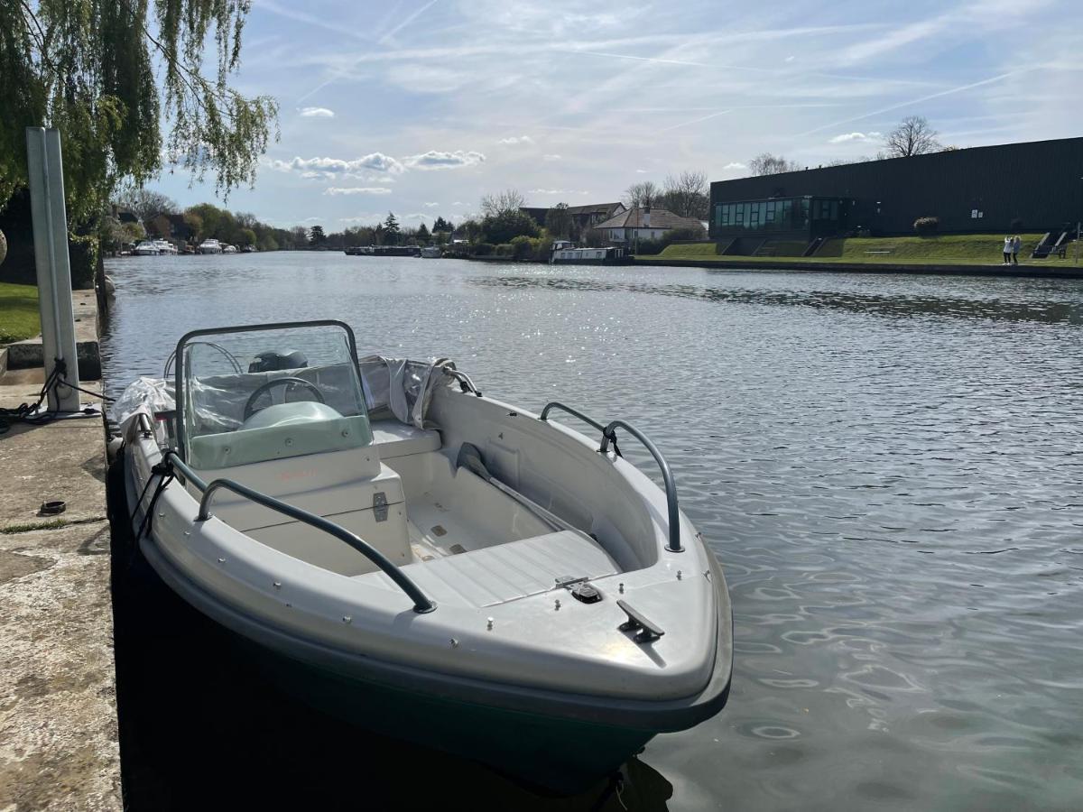 River With Jacuzzi Fire And Boat Hire * Staines-upon-Thames