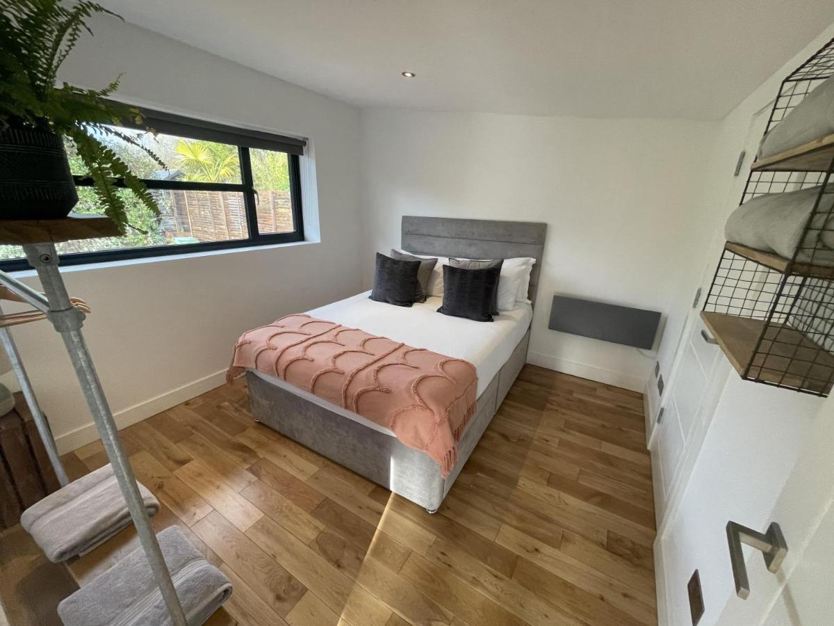 River With Jacuzzi Fire And Boat Hire Holiday home Staines-upon-Thames