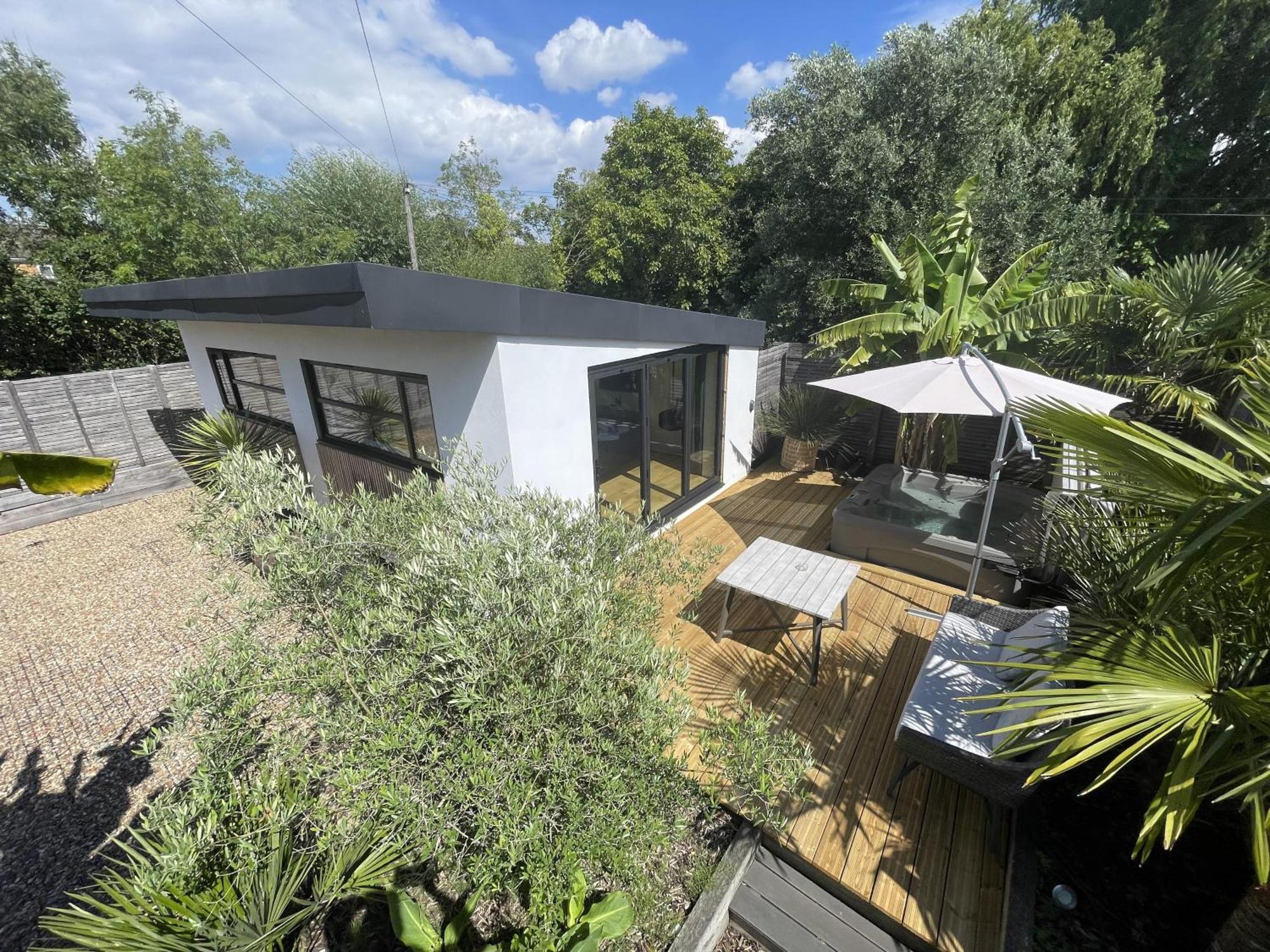 River With Jacuzzi Fire And Boat Hire Holiday home