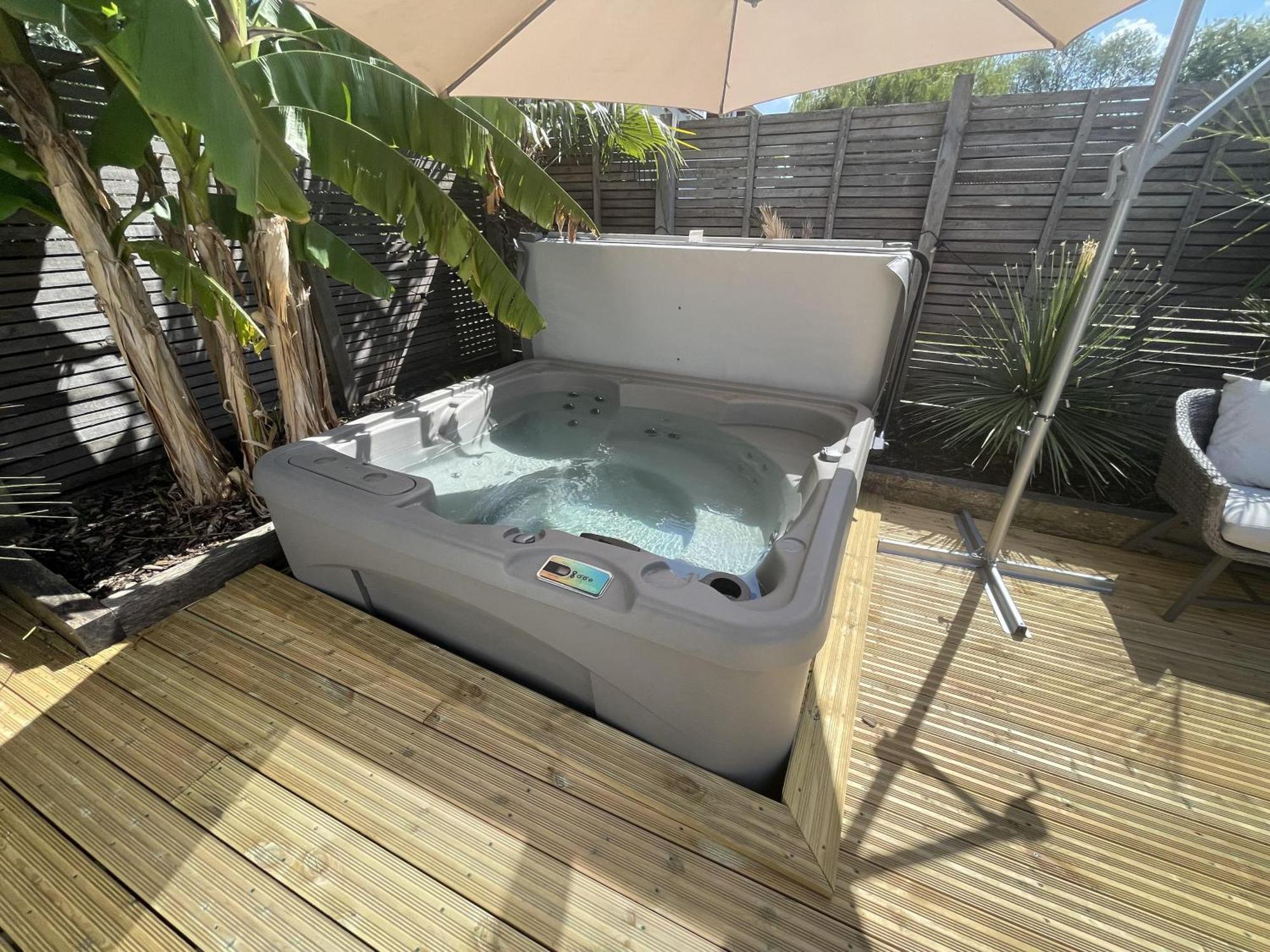River With Jacuzzi Fire And Boat Hire Holiday home Staines-upon-Thames