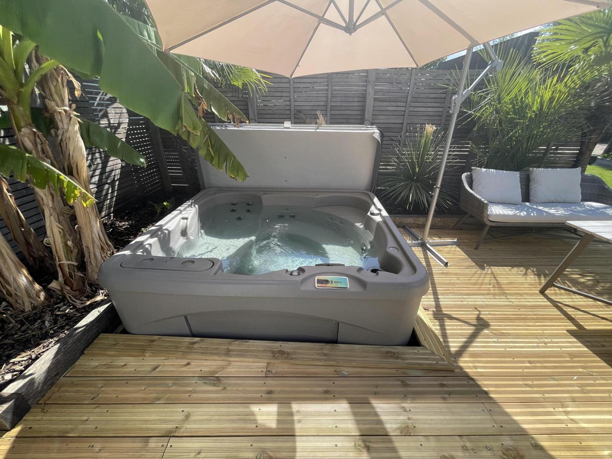 River With Jacuzzi Fire And Boat Hire *
